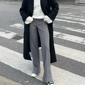 Grå kostymbyxor med slits - HÖGSTA BUD: 300kr                                                                        Skitsnygga grå kostymbyxor med slits på båda sidor som tyvärr inte passar mig. Har endast använt dom två gånger så de är i nyskick❤️‍🔥 Kostar 599 på hemsidan, skriv vid intresse eller kommentera ett bud💥💥 (Bild 1 är lånad)