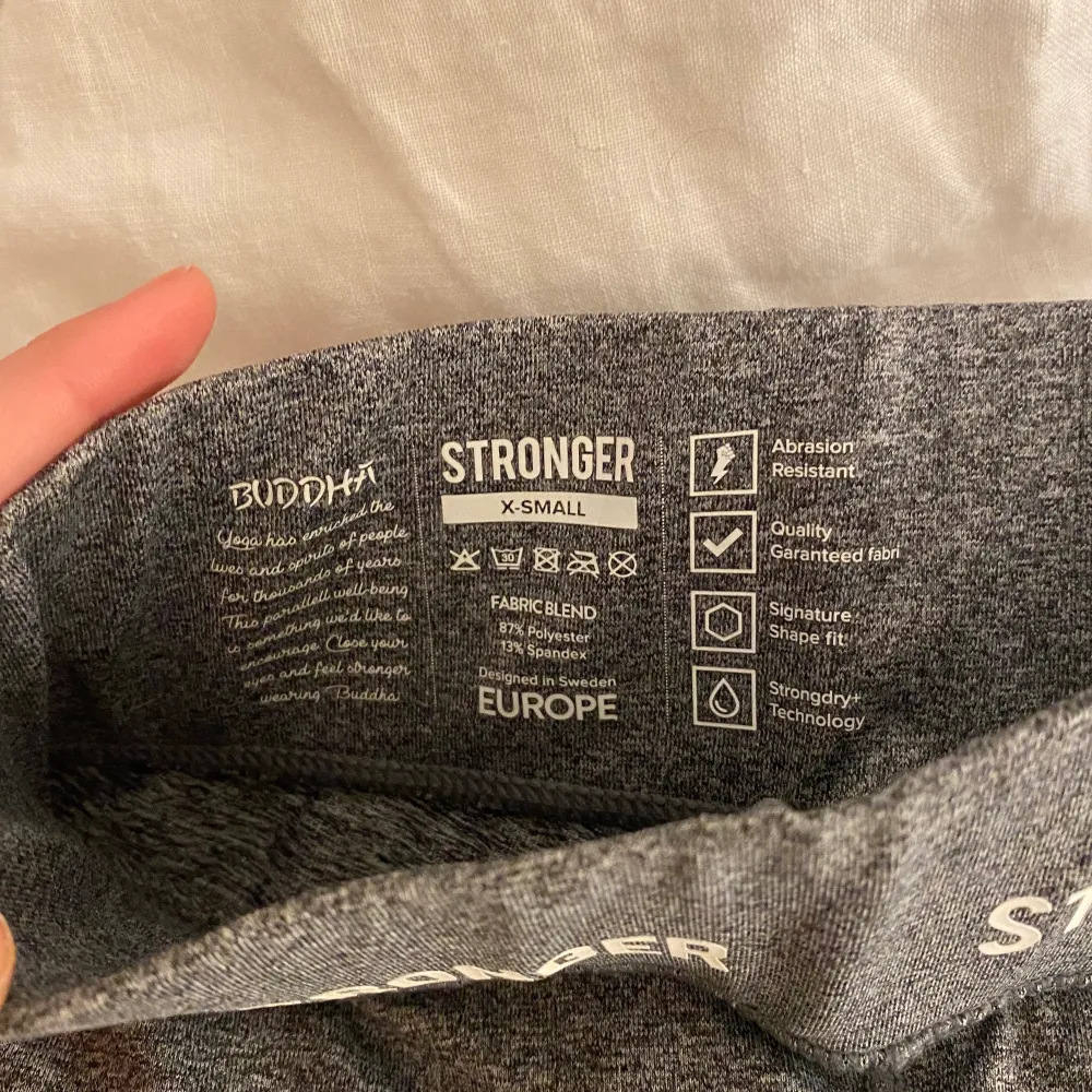 Otroligt sköna tights från stronger som är sjukt sparsamt använda, typ en gång, är i nyskick. Nypris 700kr 🥰 . Jeans & Byxor.