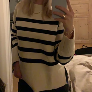 Randig tröja från zara - Säljer denna fina randiga tröja från Zara! Använd några gånger men inget som syns. Köparen står för frakten på 66 kr ungefär❣️