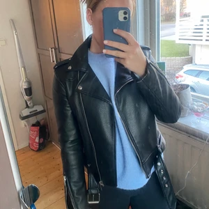 Svart skinnjacka från zara - Säljer denna svarta fake skinnjacka från Zara. Den har tyvärr blivit för liten, och den är använd men i mycket gott skick. Storleken är 36.  Frakt tillkommer om inget annat är överenskommet ☺️