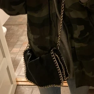 Tiamo väska  - Lånade bilder!!! Säljer denna tiamo väska då den ej kommer till användning då ja har många andra💖💖