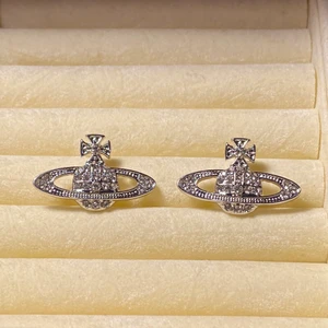 Vivi örhängen - Kopia av Vivienne westwood örhängen verkligen super fina kommer nya i förpackning✨ köparen står för frakten💞