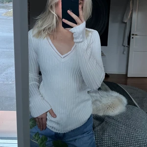 Tröja  - Jätte fin tröja från Mango. Använd fåtal gånger så i gott skick. Ljus beige färger med lite djupare v-ringning. Storlek M men passar XS-M. Säljes för 50kr+frakt. 