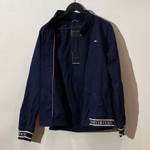 Tommy Hilfiger vår/höst jacka - mörkt marinblå jacka i storlek 176 