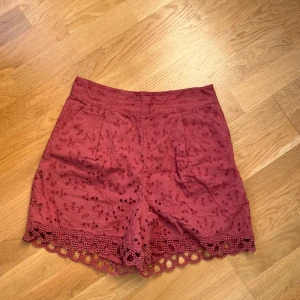 Rosa/röda shorts Gina Tricot - Så söta och sköna shorts från Gina! Sitter med dragkedja i sidan, se bild 2, så den ”smälter in”. I mycket gott skick.