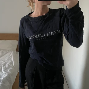 Aqua limone tröja - Säljer denna mörkblåa aqua limone tröjan, har använts några gånger men är i bra skick. Tryck både framifrån och bakifrån 