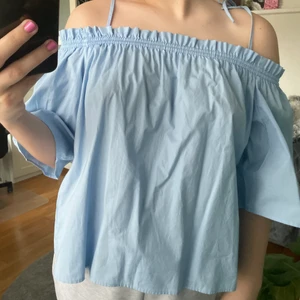 Topp - Säljer denna topp från H&M då den inte kommer till användning. Inga defekter och i bra kvalité, köparen står för frakten😊😊
