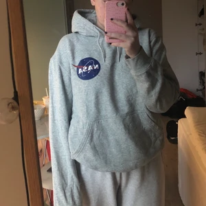 Grå hoodie - Grå hoodie från H&M med NASA tryck. Storlek L.