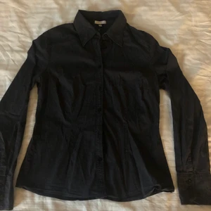 Svart randig skjorta - Figursydd skjorta, svart vit randig. Storlek 38 men rätt liten i storleken.