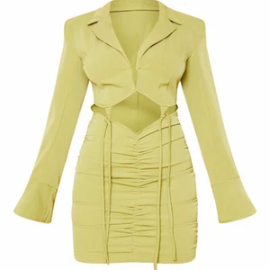 Blazer Dress  - En fin grön klänning i storlek 36. Helt ny klänning som är ej använd, har ftf namnlapp. Köparen står för frakten och går att buda i kommentarerna✨