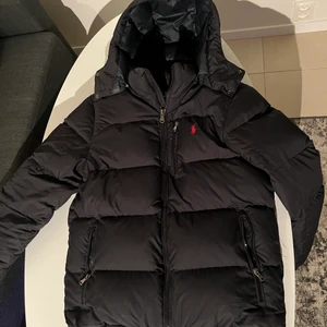 Polo ralph lauren jacka strlk S  - Super snygg jacka som passar både vinter och vår med avtagbar luva och ett snyggt rutigt mönster på insidan 