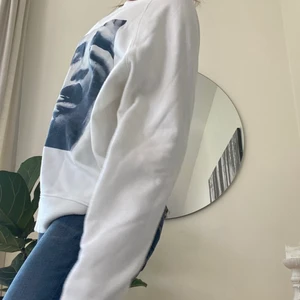 Sweatshirt med tryck - Vit tröja som originellt sätt är ifrån hm men har strykt på ett tryck. Gott skick och skulle tolka storleken som en S men passar nog XS, S, M beroende på önskad passform💕