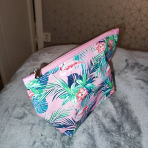 Necessär - Exotisk necessär med tryck 30kr🦩