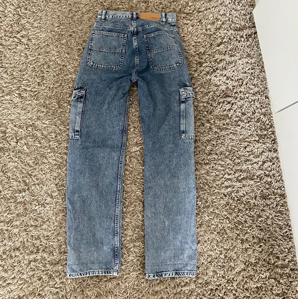 Cargo pants i jeans typ med sjukt snygg wash, köpta på junkyard för sjukt länge sedan och inte använda på jätte länge då dom blivit alldeles för små!! Jättebra skick . Jeans & Byxor.