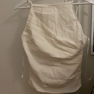 Zara topp - En jätte fin topp från zara. Den är helt oanvänd och alla lappar sitter kvar. Den är i storlek xs💕 köpare står för pris+frakt 