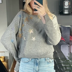 Zadig & Voltaire stickad tröja, Med ✨⭐️  - Stickad tröja från Zadig med stjärnor i flera färger, 100% Cashmere. Tröjan inte använd!✨⭐️👼 Köpt för 1 000kr 