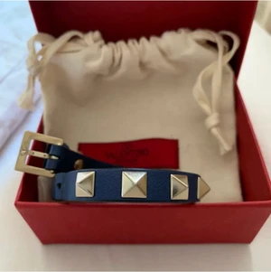 Valentino Armband - Säljer nu mitt Valentino armband, nästintill oanvänt. Skulle säga att jag använt de 5 gånger. Ser helt nytt ut och är självklart ÄKTA. ❤️ första bilden är lånad. Säljs till personen med högst bud 17.00 idag BUD PÅ 860kr 