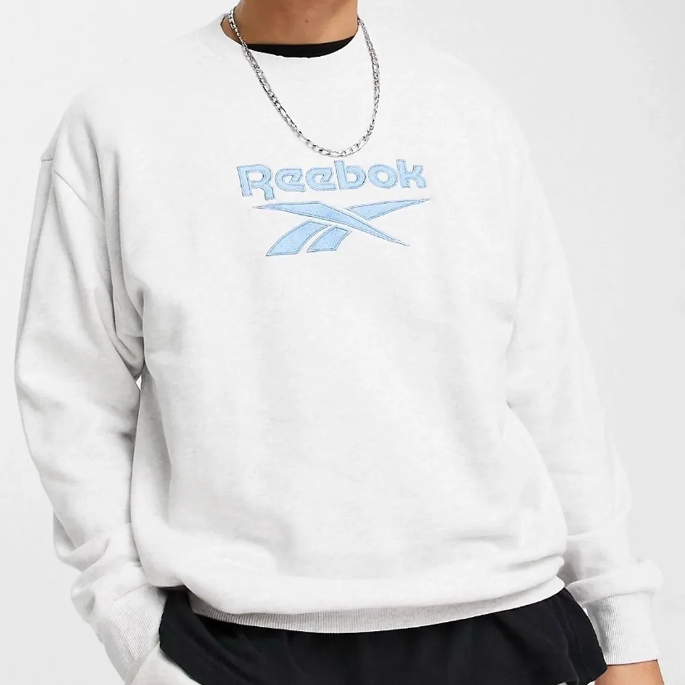 Oanvända sweatshirts från reebok med vintage look! Finns i XS, S och XL!. Tröjor & Koftor.