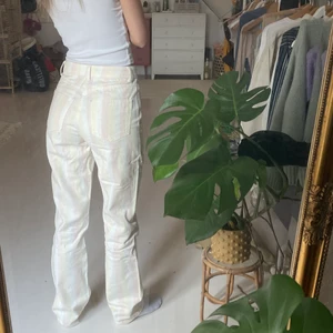 Färgglada Jeans i pastell  - Raka jeans i fina pastellfärger. Aldrig använda. Jag är 165cm lång. Köparen står för frakten💫