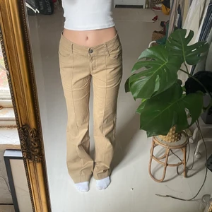 Lågmidjade beiga jeans  - Långa lågmidjade beiga jeans! Så fina men tyvärr för stora för mig. Jag är 165 cm lång. Köparen står för frakten 🌈