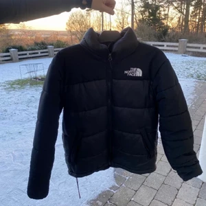 North face jacka storlek M - North face jacka, storlek M 10/10, har bara tagit ut den från förpackningen och testat en gång, kan diskutera vid snabb affär
