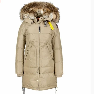 Parajumper - Säljer min parajumper jacka, använd knappt en halv vinter. Den ser ut att vara helt ny (kvitto finns)🤎 (fler bilder vid intresse)