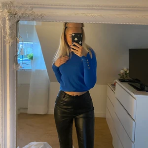 Skinnbyxor  - Jättefina skinnbyxor köpta från Nelly. Jättefina med liten sluta nere vid fötterna och byxan är använd Max 5 ggr så i nyskick<33