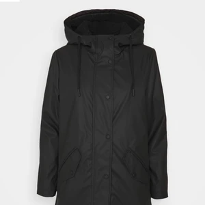 Svart regnjacka PETITE strl XS - Köpte denna fina regnjacka i höstas men har aldrig använt den. Det bästa med jackan är att den är fodrad inuti så varm är den med. Som sagt är det petite storlek på denna och passar därför inte du som är över 160cm lång för då blir den kort i ärmarna🙏💗✌️