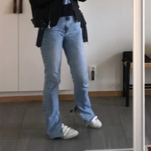 Zara slit jeans - Jeans med slits och hög midja från zara i storlek 36.  Jag själv är 175 och dom är nästa långa på mig men det går att justera om man t e x syr upp. Säljer på grund av ingen användning. Swisha innan paket skickas. Ursäkta den suddiga bilden! Kontakta för fler.