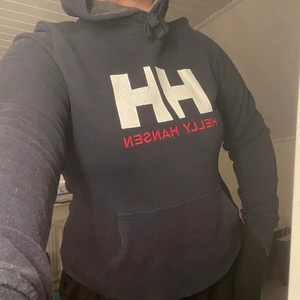 Helly Hansen Hoodie - Använd men inte överdrivet använd. Säljer en likadan fast i grå, om du köper båda så får du de för 200kr + frakt! Men kan även mötas upp i Västerås