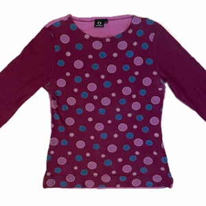 Funkiströja - Y2K funky tröja med coolt mönster, baksidan är av annan nyans än framsidan, detaljer på ärmarna. I god 90/2000-tals kavlité, i gott skick. Storlek 42/44 men skulle säga S-M.