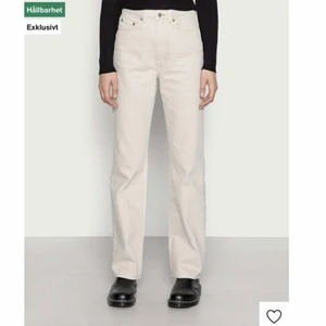 Beiga raka jeans  - Säljer mina beiga jeans från weekday i modellen rowe. Använt fåtal gånger och är därför i bra skick. Köparen står för frakten, kom privat för mer bilder eller frågor.💕