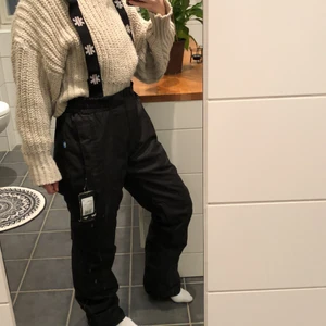 Täckbyxor snowboardbyxor  - Aldrig använda täckbyxor/snowboardbyxor från Ski Industries! Supersköna och har tre lager som ska stå emot riktigt kall kyla 🥶 nypris 600 kr.