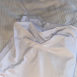 Fint Linne - Snyggt linne i ett finare och härligare material från New Yorker i storlek XS, helt oanvänd eftersom den var för liten för mig!💗