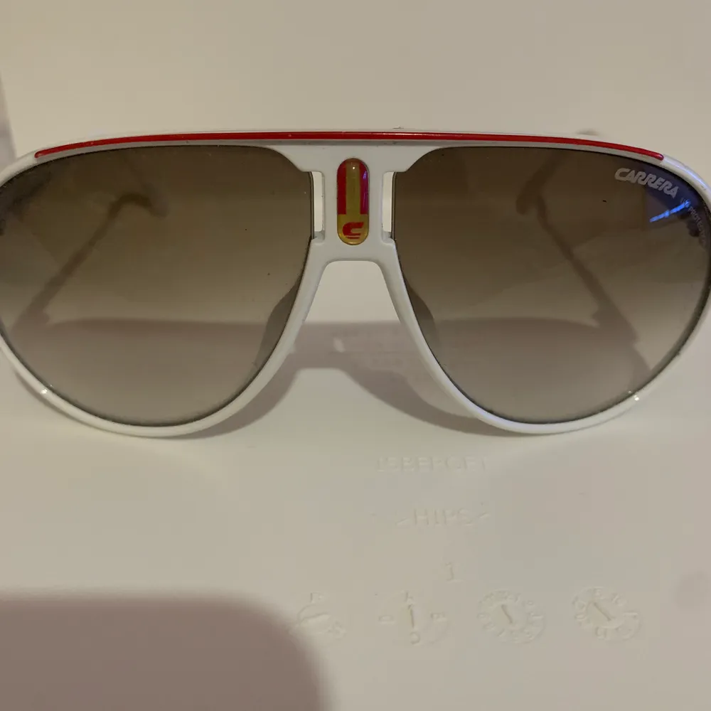 Ett par gamla solglasögon från carrera, dessa är köpta direkt från Italien men kvittot har slarvats bort. De är äkta och otroligt sköna. För mer information eller frågor kontaktas jag privat.. Accessoarer.