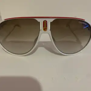 Ett par gamla solglasögon från carrera, dessa är köpta direkt från Italien men kvittot har slarvats bort. De är äkta och otroligt sköna. För mer information eller frågor kontaktas jag privat.