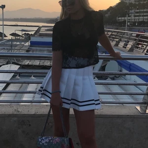 College kjol - Säljer cool cheerleading/tennis kjol pågrund av att jag aldrig använder den! Endast använd vid 2 tillfällen. 