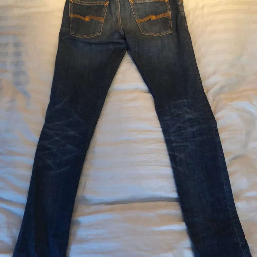Mörkblåa Nudie Jeans i mycket bra skick. Dessa är använda ca 10ggr. Dom är slim-fit. Storleken är enligt bilden W28.. Jeans & Byxor.