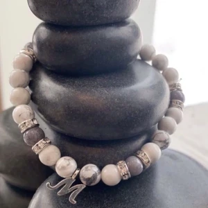 Armband: Emma - La perle UF säljer egna handgjorda armband med många olika vackra pärlor. En av våra favoriter är marmorpärlorna som används för att lindra stress och för att motverka sömnlöshet. Lägg till berlock för 8 kr!