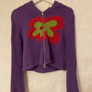 Unif kofta - Extremt söt kofta från Unif🌸💐🌹🌷 Nästan helt oanvänd, känns nyköpt. Väldigt efterfrågad, buda i kommentarerna eller privat!!