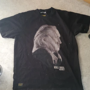 Svart vailent tshirt med kill bill tryck  - Svart tshirt med kill bill tryck fram. Använt några få gånger men säljs nu pga jag använder den inte 