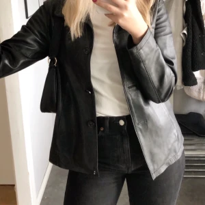 Svart läder jacka  - En svart läderjacka i äktaläder😍 Super snygg och passar mig i storlek S. En knapp sitter lite löst men går enkelt att fixa med nål och tråd. 180kr + frakt🥰