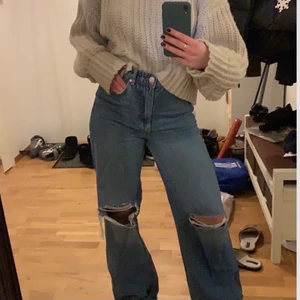 Populära jean - Säljer mina 90’s high waist jeans då de är för stora på mig. Slitningar i slutet byxan. De sitter super fint och passar as bra nu till våren💞 köptes för 599kr. Skriv för frågor eller fler bilder