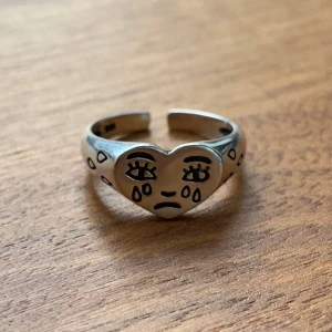 Populär ring  - Säljer denna populära gråtande hjärta ring i silver. Justerbar men skulle ändå säga att det passar dem med lite smalare fingrar! Frakt ingår❤️