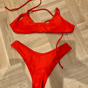 Röd bikini med knytning - Röd bikini med knytning i ryggen❤️ V formad underdel som sitter jättefint! Aldrig använd bara testad utanpå andra kläder🤍 Stl S men passar XS också 💓 Buda från 90 kr