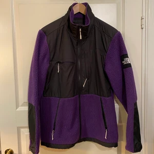 North Face fleece - Lila North Face fleece. I princip aldrig använd så den är i perfekt skick. Nypris 1400 kr. Storlek S herr men passar M Dam. Köparen står för frakt vilket är 90 kr. 
