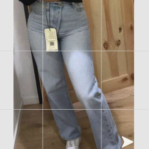 Levis ribcage straight - Jätte fina Levis jeans som jag knappt hann använda då dem blev för stora för mig, dem är i nyskick! Storlek 26 och jag är 153❤️
