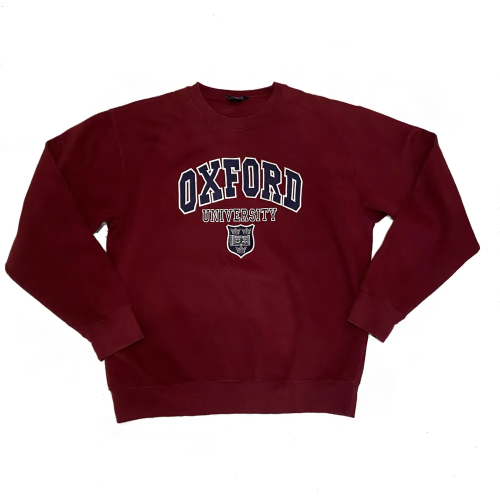 Vinröd vintage oxford sweater! Väldigt bra skick. Bud från 450 säljes direkt för 600 + frakt ⚡️. Hoodies.