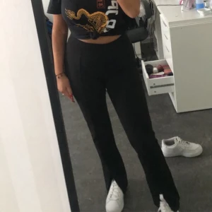 Byxor med slit - Byxor med slit från Nelly! Jättefina men har tyvärr blivit för stora❤️