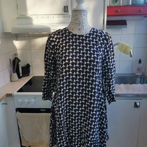 Snygg retroklänning med trekvartsärmar, sparsamt använd - Snygg klänning som ger retrovibbar från H&M i storlek 38. Har använt denna pärla med trekvartsärmar ett fåtal gånger så i väldigt gott skick. 